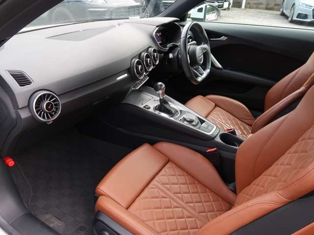 アウディ ＴＴ クーペ　４０　ＴＦＳＩ R1年 (関東) 99