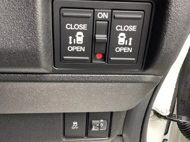 ホンダ Ｎ　ＢＯＸ カスタム ６６０ ４ＷＤ R8年 () 99
