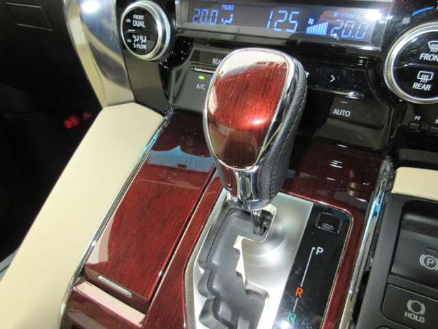 トヨタ ヴェルファイア　ハイブリッド ハイブリッド ２．５ Ｖ Ｅ－ＦＯＵＲ ４ＷＤ H28年 () 99