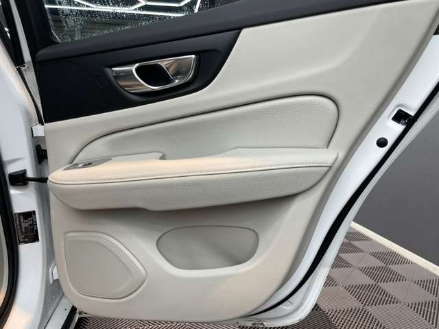 ボルボ Ｖ６０ Ｔ５　モメンタム R1年 () 99