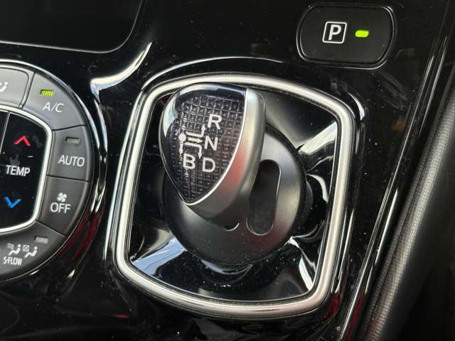トヨタ ノア １．８ ハイブリッド ＳＩ ＷＸＢＩＩ R2年 (東北) 99