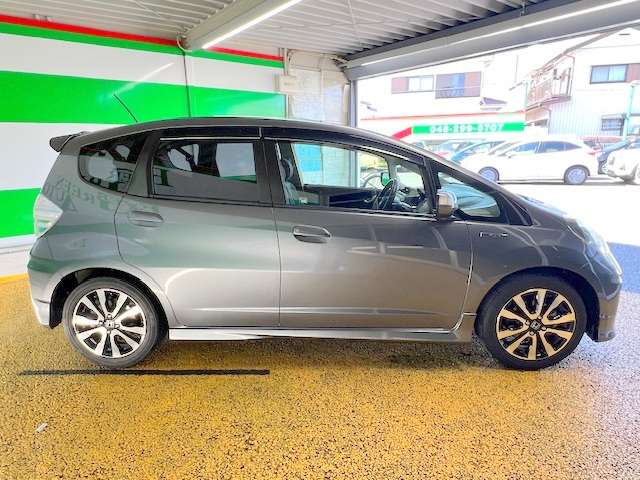 ホンダ フィット　ハイブリッド １．５ ＲＳ ファインスタイル H25年 (関東) 99