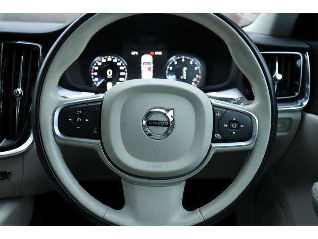 ボルボ Ｖ６０ Ｔ５　モメンタム R1年 () 99