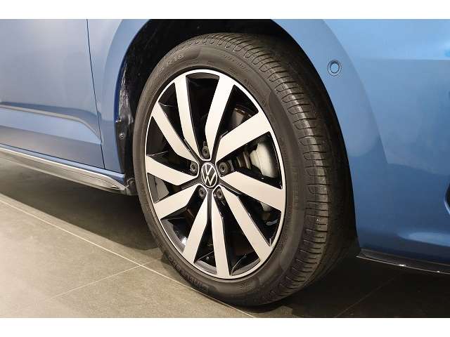 フォルクスワーゲン ゴルフトゥーラン ＴＳＩ　Ｒライン R4年 (近畿) 99