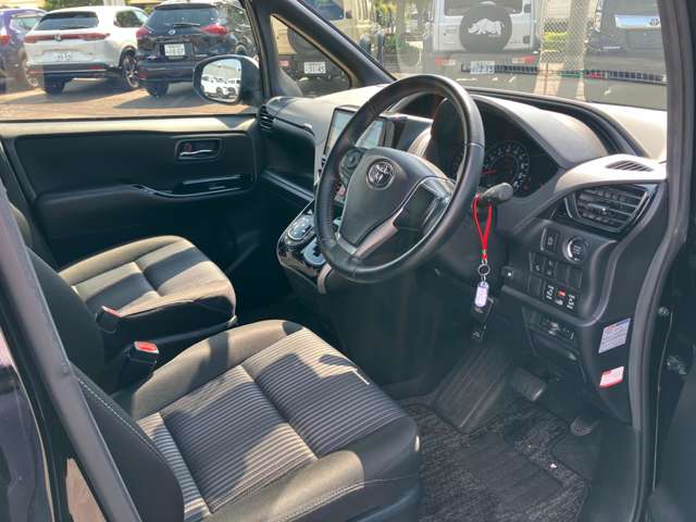 トヨタ ヴォクシー ２．０ ＺＳ 煌ＩＩ R2年 () 99