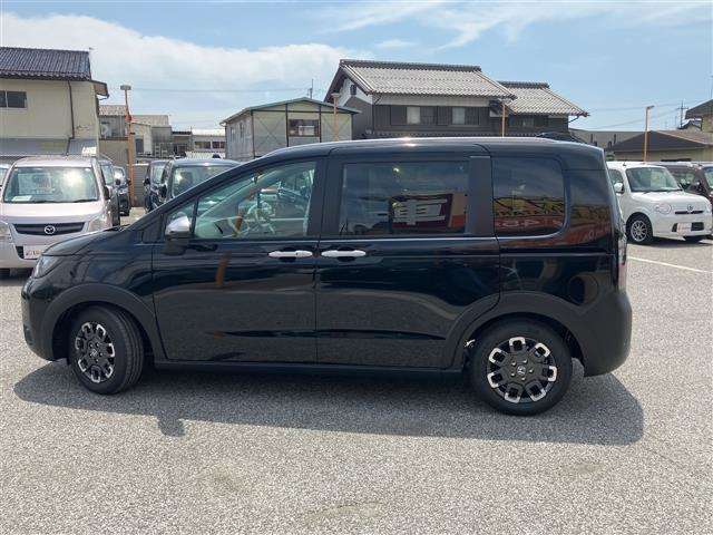 ホンダ フリード　ハイブリッド １．５ Ｅ：ＨＥＶ クロスター R7年 (近畿) 99