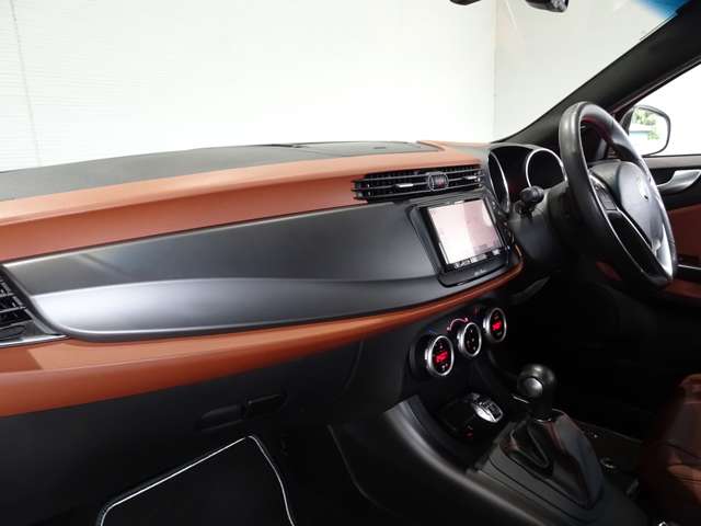 アルファロメオ ジュリエッタ クアドリフォリオ　ヴェルデ H28年 () 99