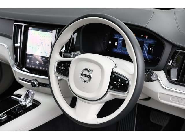 ボルボ Ｖ６０ リチャージ アルティメット Ｔ６ ＡＷＤ プラグイン ハイブリッド ４ＷＤ R4年 () 99