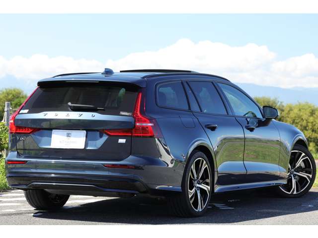 ボルボ Ｖ６０ リチャージ アルティメット Ｔ６ ＡＷＤ プラグイン ハイブリッド ４ＷＤ R4年 () 99