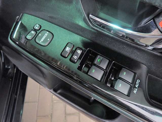トヨタ プリウスΑ １．８ Ｓ チューン ブラックＩＩ H30年 (近畿) 99