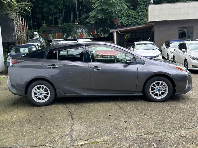 トヨタ プリウス １．８ Ｓ Ｅ－ＦＯＵＲ ４ＷＤ H28年 (関東) 99