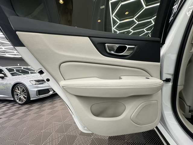 ボルボ Ｖ６０ リチャージ プラグイン ハイブリッド Ｔ６ ＡＷＤ インスクリプション R3年 (関東) 99