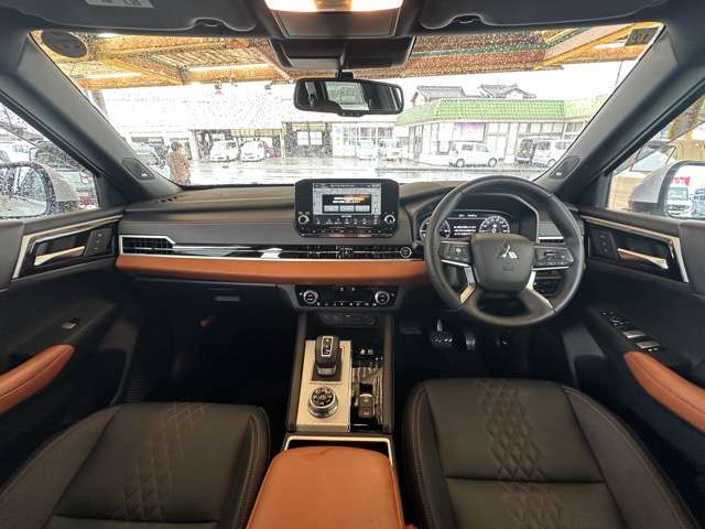 三菱 アウトランダーＰＨＥＶ ＰＨＥＶ ２．４ Ｐ ４ＷＤ R5年 (東海) 99