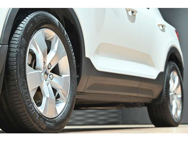 ボルボ ＸＣ４０ Ｂ４ ＡＷＤ モメンタム ４ＷＤ R3年 () 99