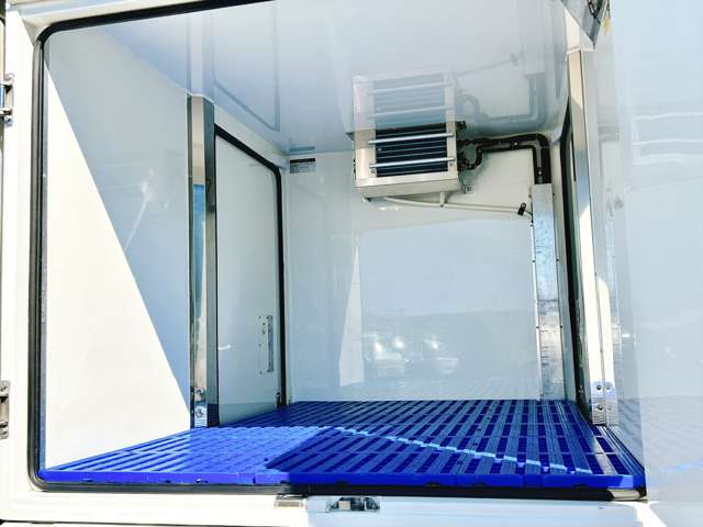 ダイハツ ハイゼットトラック ＦＲＰ中温冷蔵冷凍車 －７℃設定 R2年 (関東) 99