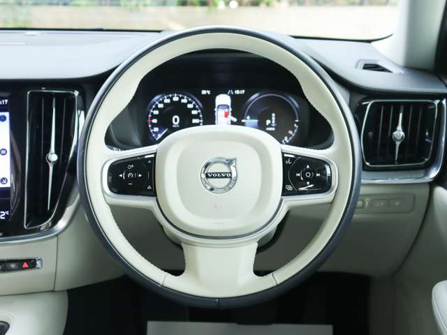 ボルボ Ｖ６０ リチャージ プラグイン ハイブリッド Ｔ６ ＡＷＤ インスクリプション R3年 (関東) 99