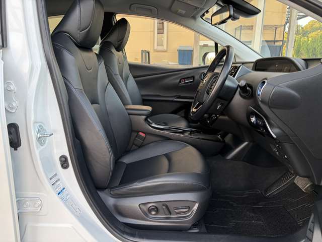 トヨタ プリウス １．８ Ａ ツーリングセレクション Ｅ－ＦＯＵＲ ４ＷＤ R3年 (近畿) 99