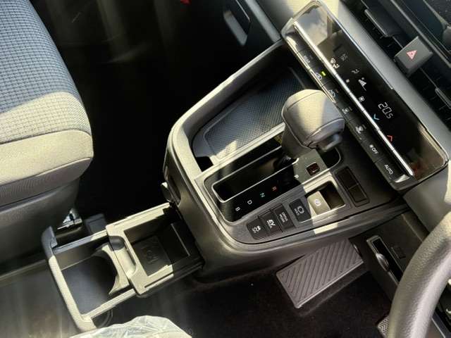 トヨタ ノア １．８ ハイブリッド Ｓ－Ｘ Ｅ－ＦＯＵＲ ４ＷＤ R8年 () 99