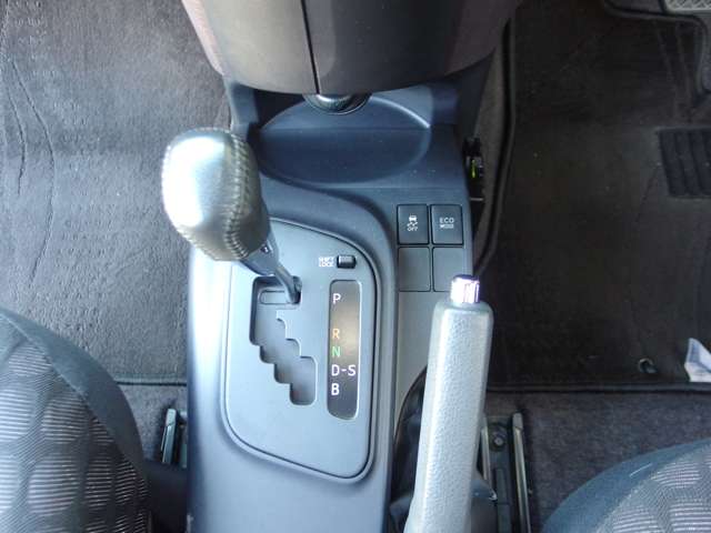 トヨタ ｉＱ １．３ １３０Ｇ H21年 (東海) 99