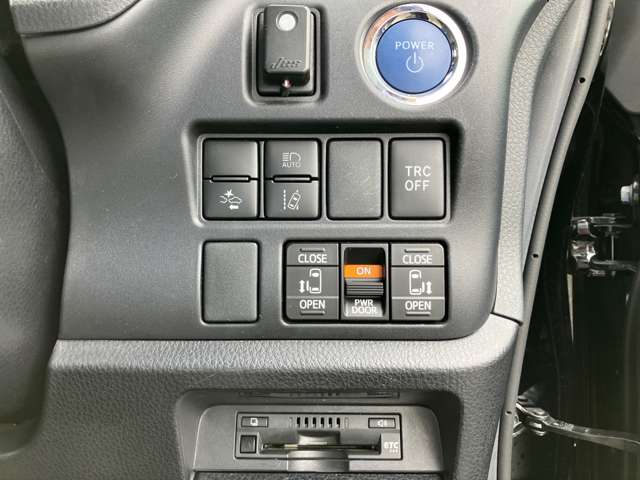 トヨタ ヴォクシー １．８ ハイブリッド ＺＳ 煌ＩＩ R1年 (関東) 99