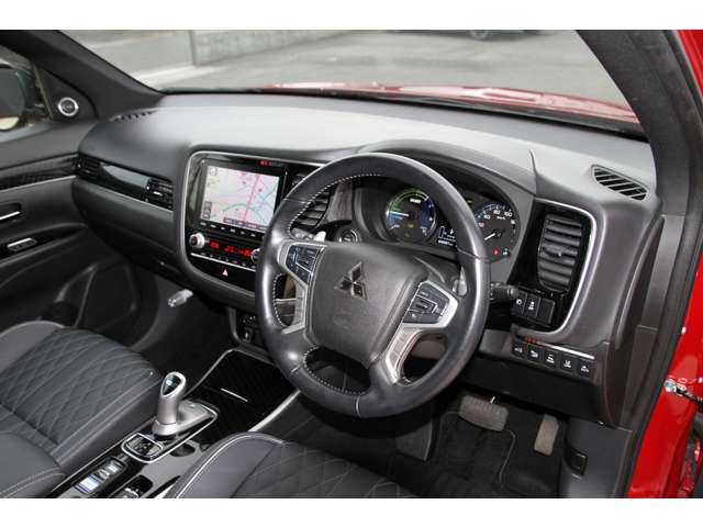 三菱 アウトランダーＰＨＥＶ ２．４ Ｇ プレミアムパッケージ ４ＷＤ R1年 (関東) 99