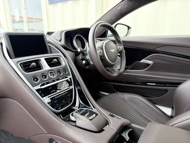 アストンマーティン ＤＢ１１ Ｖ８ R1年 (関東) 99