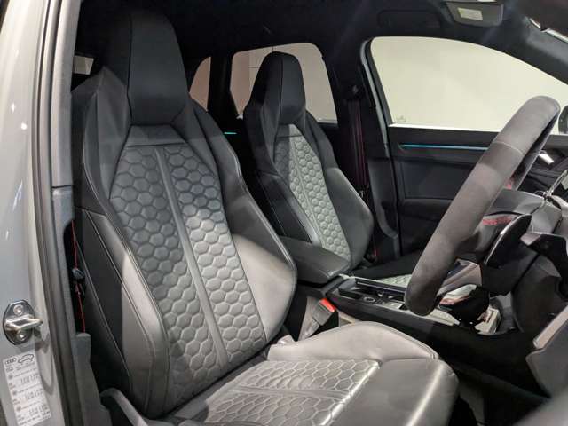 アウディ ＲＳ　Ｑ３ ２．５ ４ＷＤ R3年 () 99
