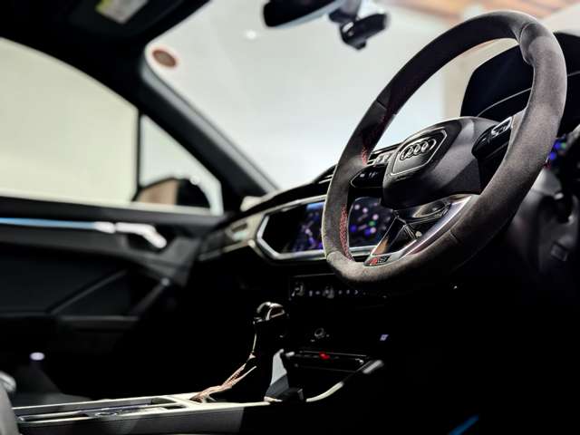 アウディ ＲＳ　Ｑ３ ２．５ ４ＷＤ R3年 () 99