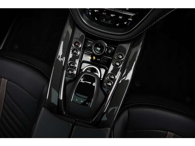 アストンマーティン ＤＢＸ ７０７ ４ＷＤ R5年 (東海) 99