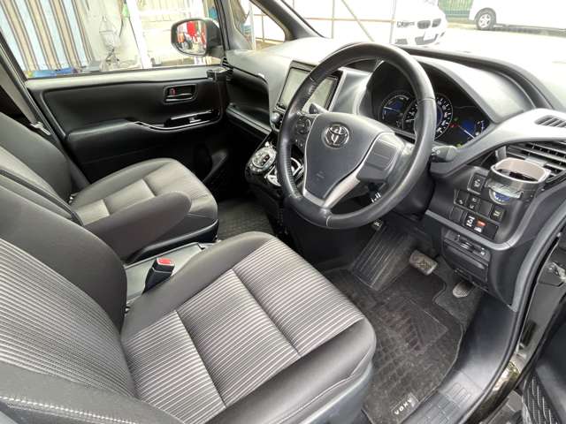 トヨタ ヴォクシー １．８ ハイブリッド ＺＳ H29年 (近畿) 99