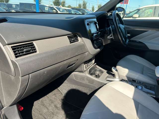 三菱 アウトランダーＰＨＥＶ ２．４ Ｇ ４ＷＤ H30年 (関東) 99