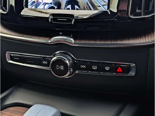 ボルボ ＸＣ６０ Ｂ５ ＡＷＤ モメンタム ４ＷＤ R4年 (東海) 99
