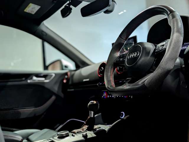 アウディ ＲＳ３　セダン ２．５ ４ＷＤ H30年 () 99