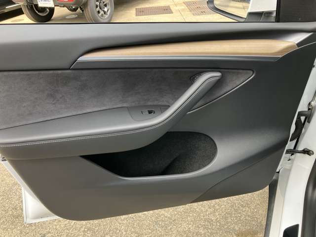 テスラ モデルＹ ＲＷＤ R4年 (九州・沖縄) 99