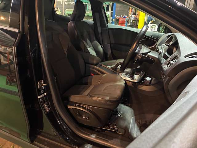 ボルボ Ｖ４０クロスカントリー Ｄ４ モメンタム ディーゼルターボ H29年 (近畿) 99