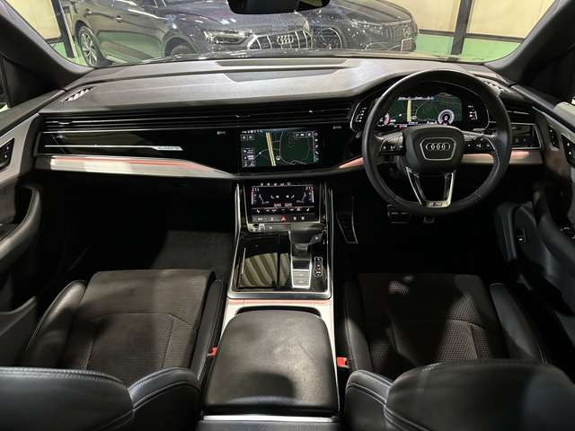 アウディ Ｑ８ ５５ ＴＦＳＩ クワトロ デビューパッケージ Ｓライン ４ＷＤ R1年 () 99