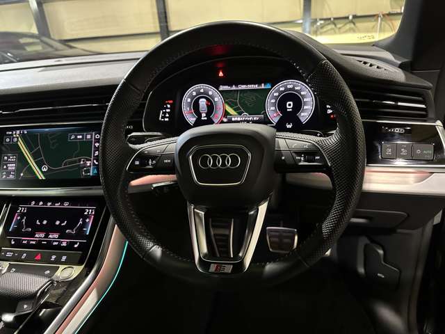 アウディ Ｑ８ ５５ ＴＦＳＩ クワトロ デビューパッケージ Ｓライン ４ＷＤ R1年 () 99