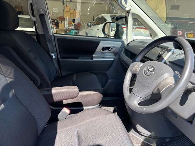 トヨタ ヴォクシー ２．０ ＺＳ 煌ＩＩ H22年 (近畿) 99