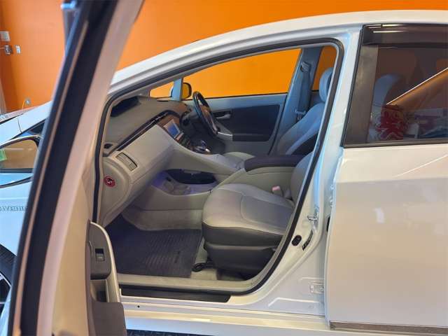 トヨタ プリウス １．８ Ｓ ＬＥＤエディション H23年 (近畿) 99