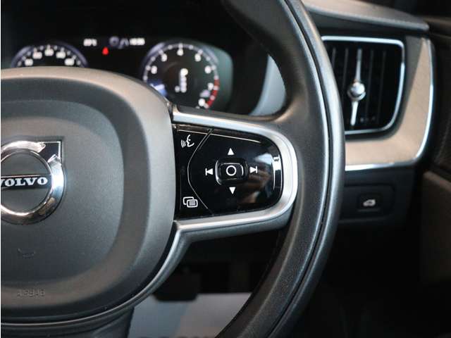 ボルボ ＸＣ６０ Ｔ５ ＡＷＤ インスクリプション ４ＷＤ R1年 (関東) 99