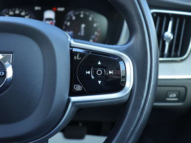ボルボ ＸＣ６０ Ｔ５ ＡＷＤ インスクリプション ４ＷＤ R1年 (関東) 99