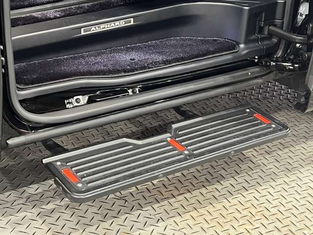 トヨタ アルファード　ハイブリッド ハイブリッド ２．５ エグゼクティブ ラウンジ Ｅ－ＦＯＵＲ ４ＷＤ H30年 (関東) 99