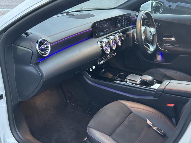 メルセデスベンツ ＣＬＡシューティングブレーク ＣＬＡ１８０ ＡＭＧラインサンルーフ ハーフレザ R2年 () 99