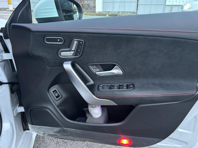 メルセデスベンツ ＣＬＡシューティングブレーク ＣＬＡ１８０ ＡＭＧラインサンルーフ ハーフレザ R2年 () 99