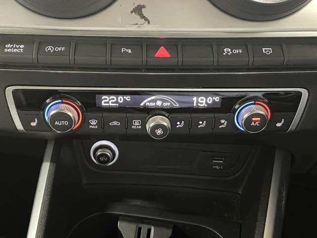 アウディ Ｑ２ ３０　ＴＦＳＩ　スポーツ H30年 () 99