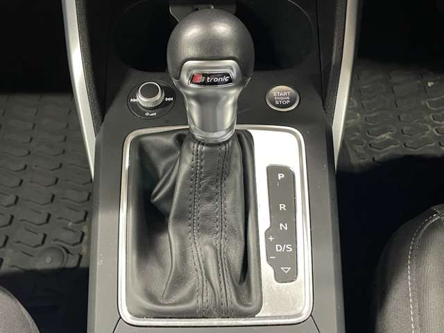 アウディ Ｑ２ ３０　ＴＦＳＩ　スポーツ H30年 () 99