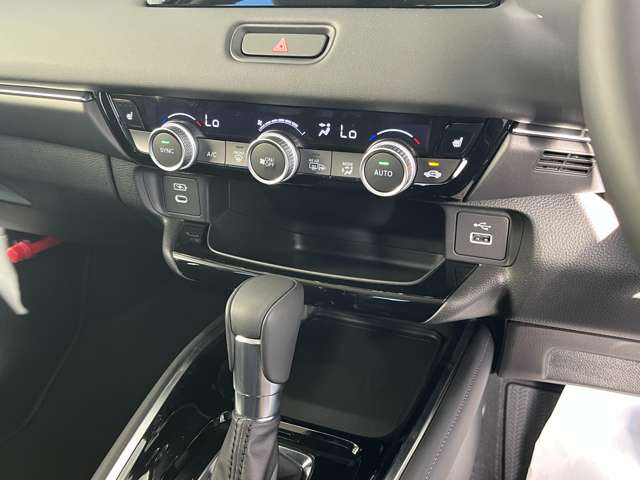 ホンダ ヴェゼル １．５ Ｅ：ＨＥＶ Ｚ ４ＷＤ R8年 () 99