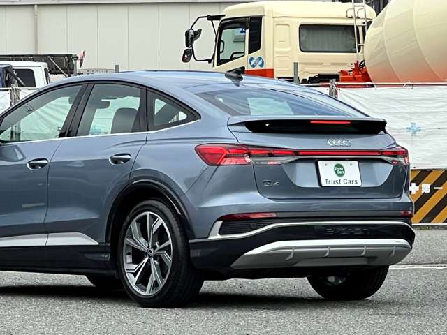 アウディ Ｑ４　ｅ−トロン　スポーツバック ４０　Ｓライン R4年 () 99