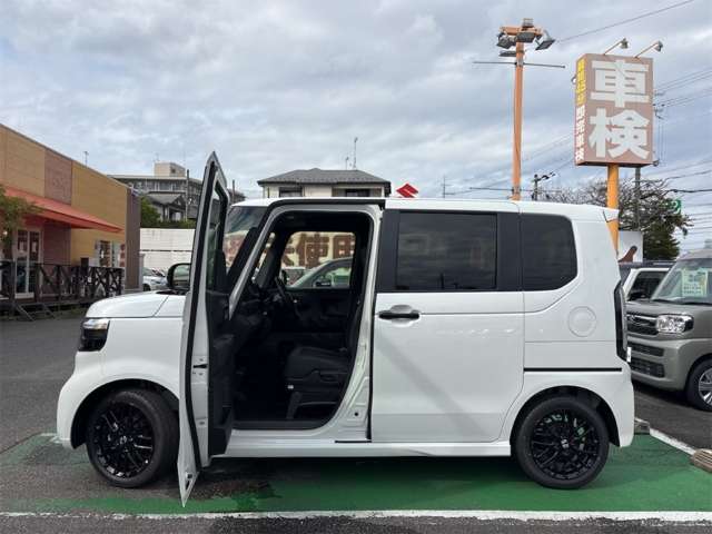 ホンダ Ｎ　ＢＯＸ カスタム ６６０ ターボ ブラック スタイル R8年 (近畿) 99