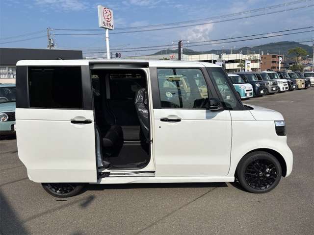 ホンダ Ｎ　ＢＯＸ カスタム ６６０ ターボ ブラック スタイル R8年 (四国) 99